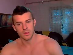 Hunky fellow jerks off on cam