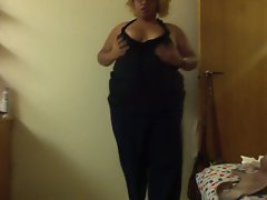 Big babe dancing to Skin