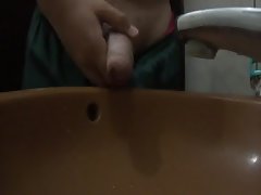 Novinho Batendo punheta e gozando na pia do banheiro