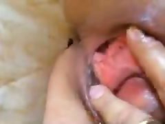 Sexymilfsue loves to be finger banged & squirt