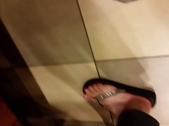 mum comely feet red toes